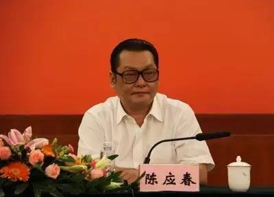 ｜點評｜ 有媒體梳理出，去年10月在家墜亡的國信證券原總裁陳鴻橋，其任職經(jīng)歷與陳應(yīng)春多有交集。2011年，因受賄罪獲刑7年的深圳市金融辦原主任李林，其任職期間的直接上司正是陳應(yīng)春。但目前并無消息顯示，這些事件存在直接關(guān)聯(lián)。